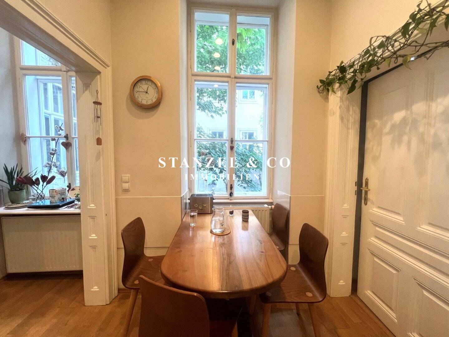 Classic bright period apartment near the city