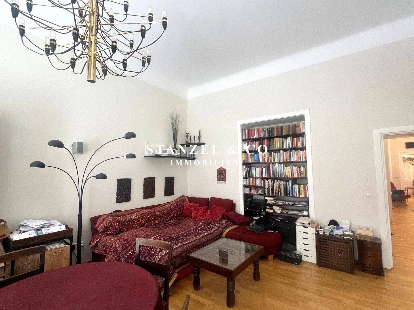 Classic bright period apartment near the city