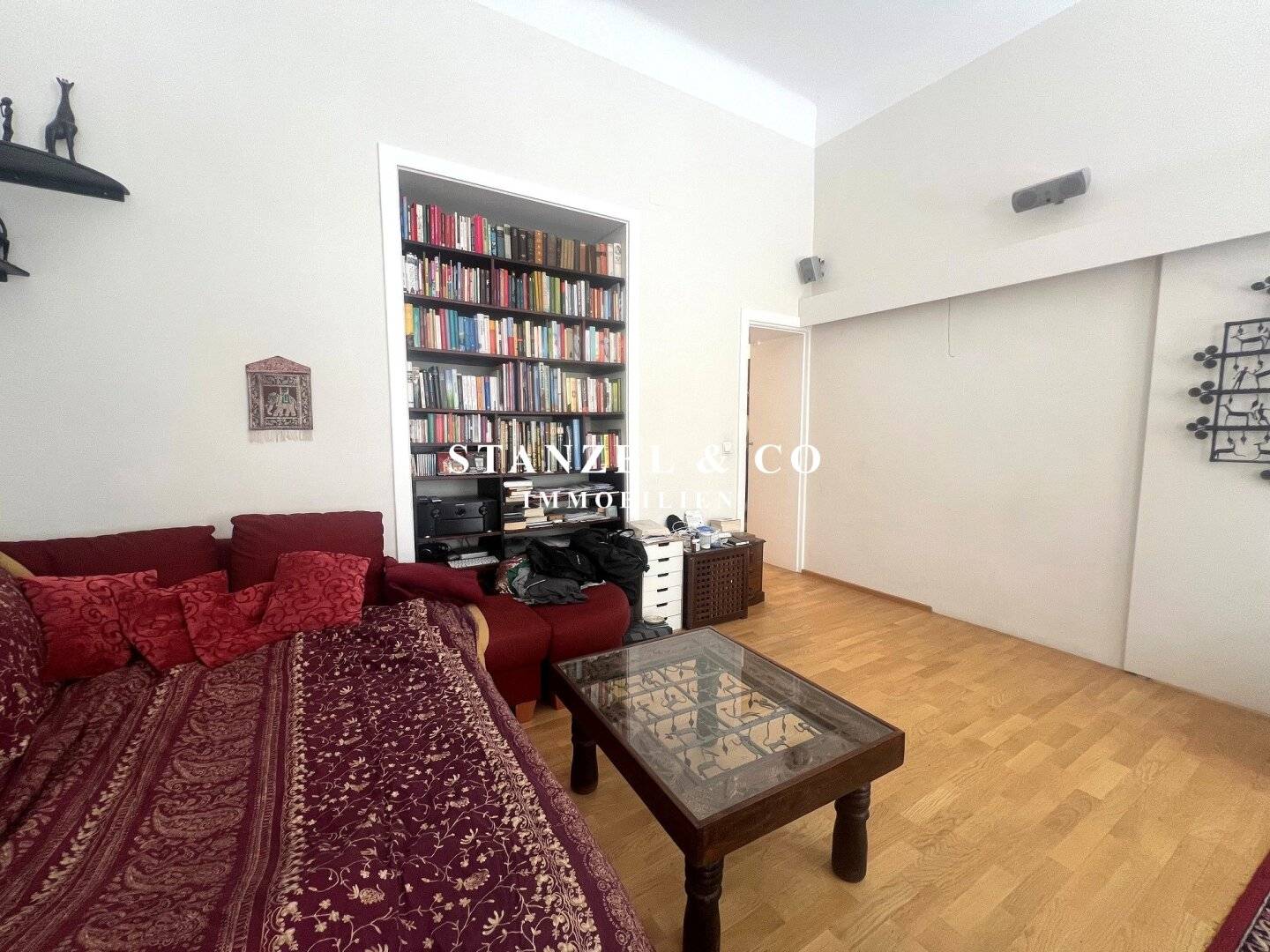 Classic bright period apartment near the city