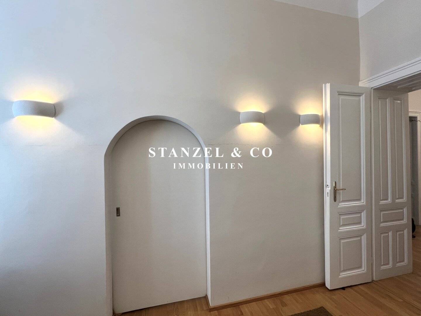 Classic bright period apartment near the city