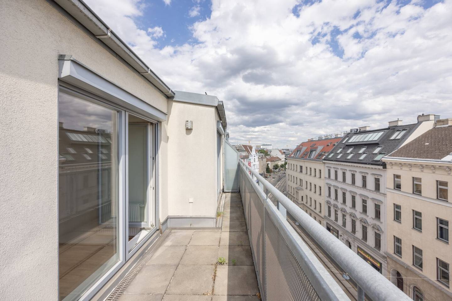 Modern Attic Apartment with South Terrace in 1170 Vienna – 45m²