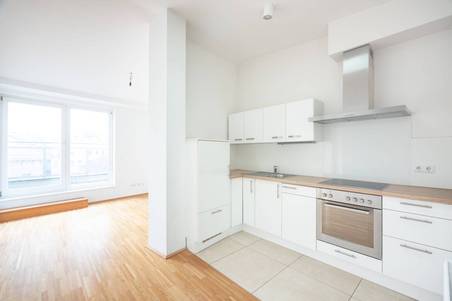 Modern Attic Apartment with South Terrace in 1170 Vienna – 45m²
