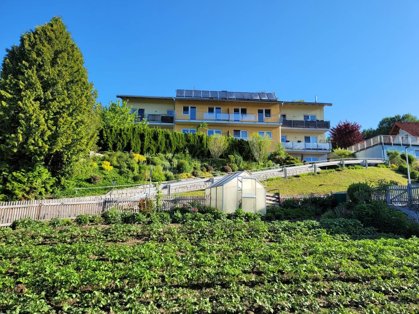 Zentrale Wohnung mit Balkon und Parkplatz