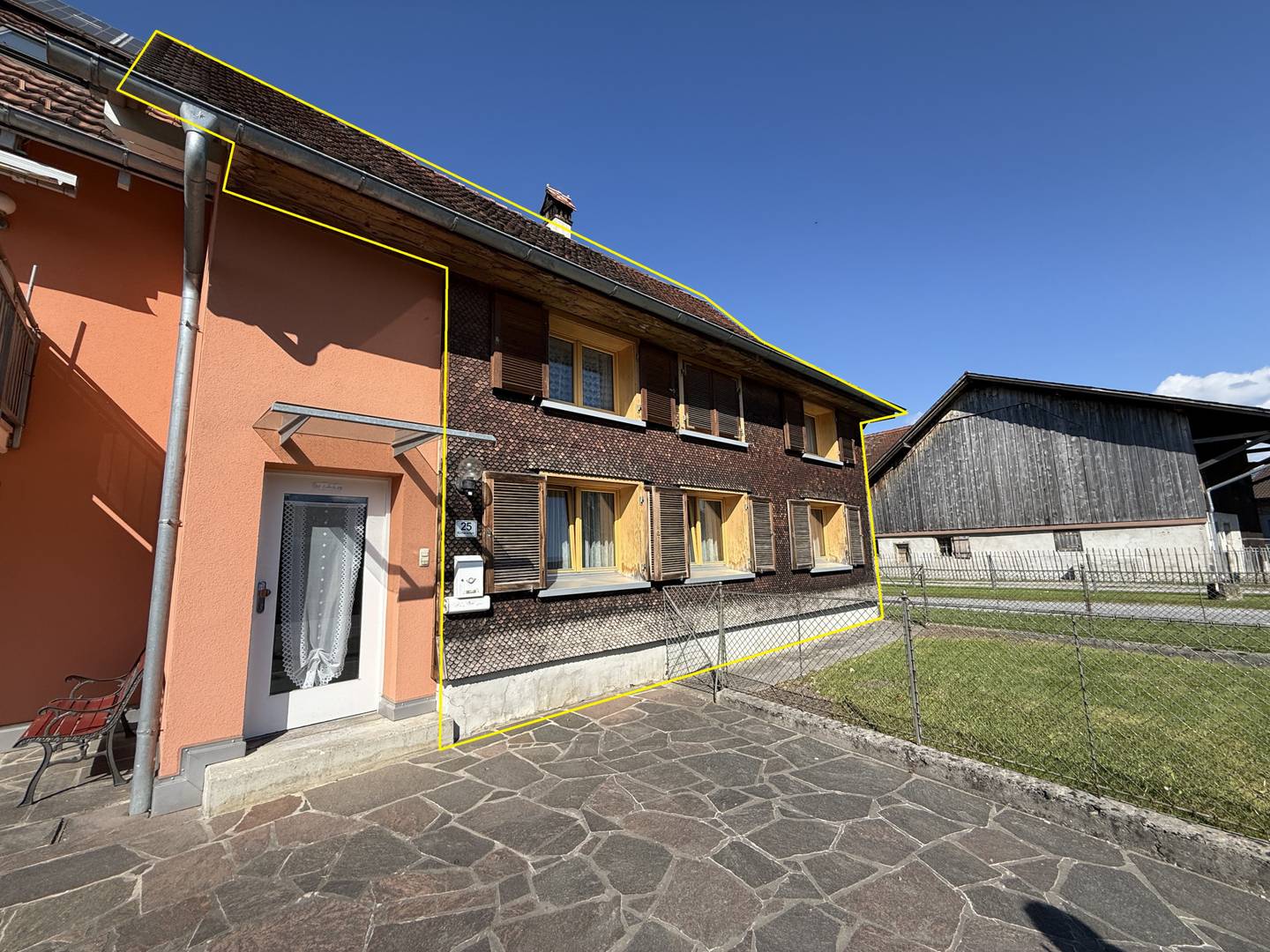 Sonnige Wohnung mit Stadelanbau und Sanierungspotenzial