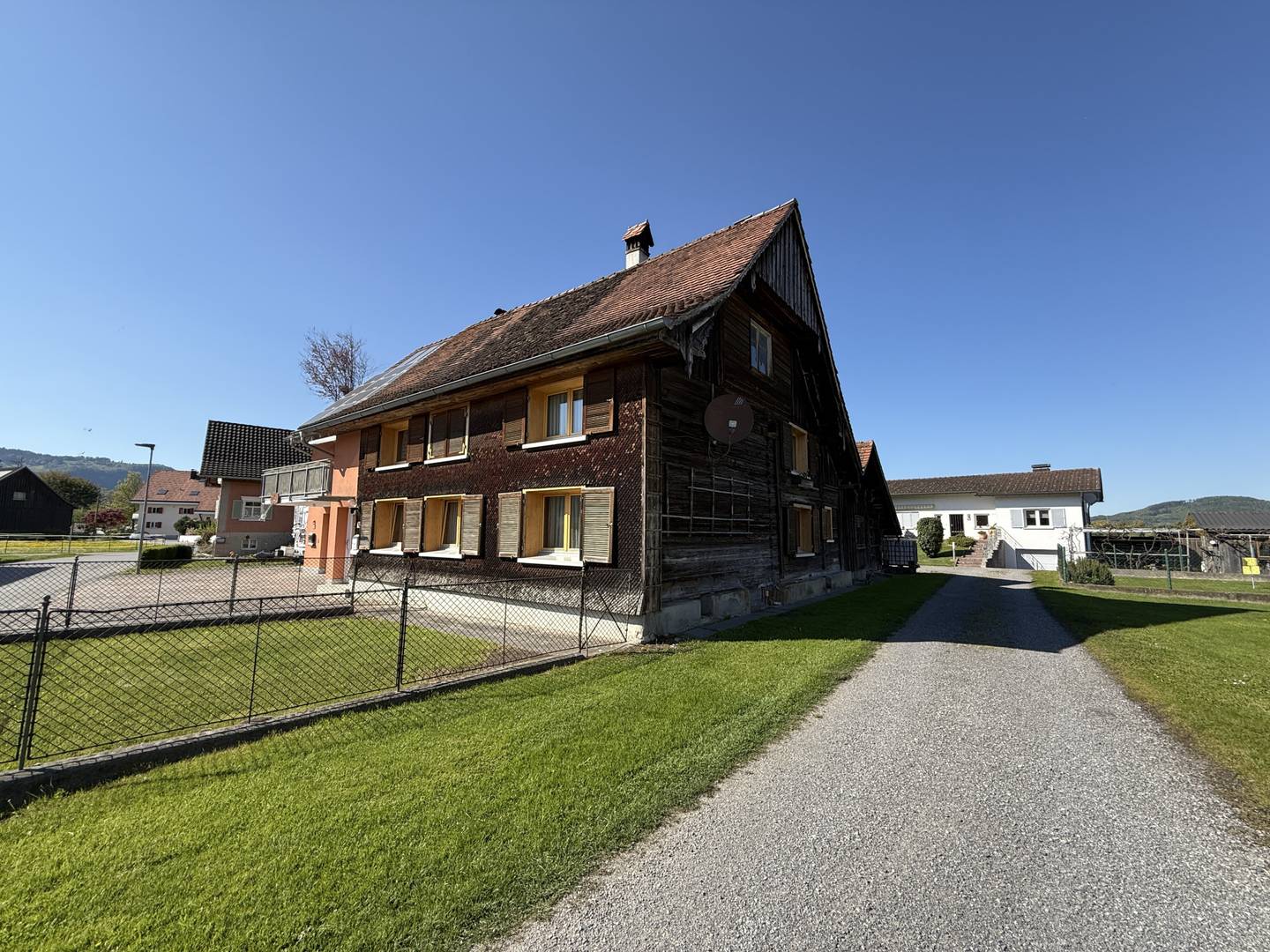 Sonnige Wohnung mit Stadelanbau und Sanierungspotenzial