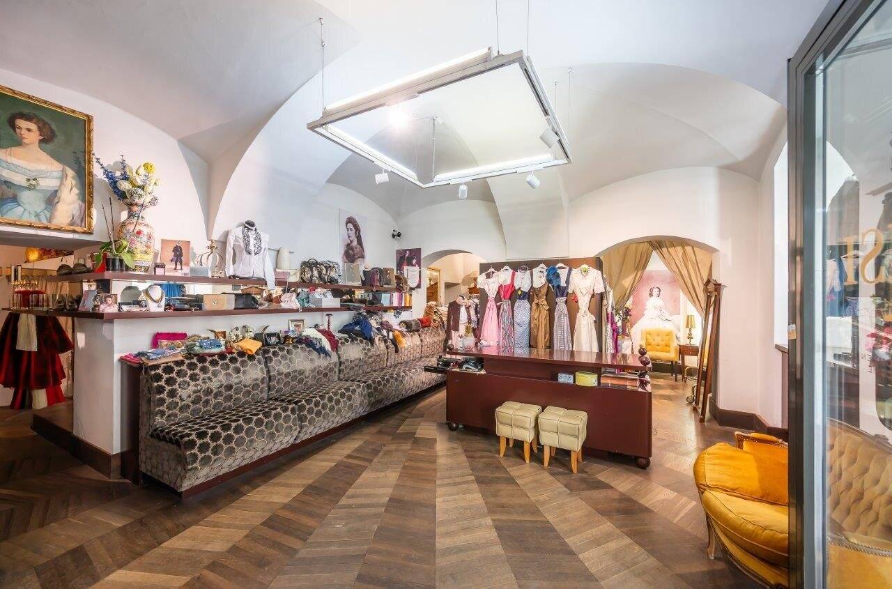 Well-established FASHION/TRACHTEN BOUTIQUE in the CENTER of VIENNA