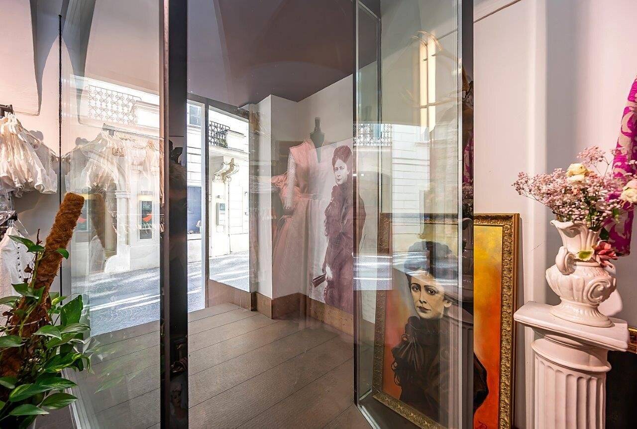 Well-established FASHION/TRACHTEN BOUTIQUE in the CENTER of VIENNA