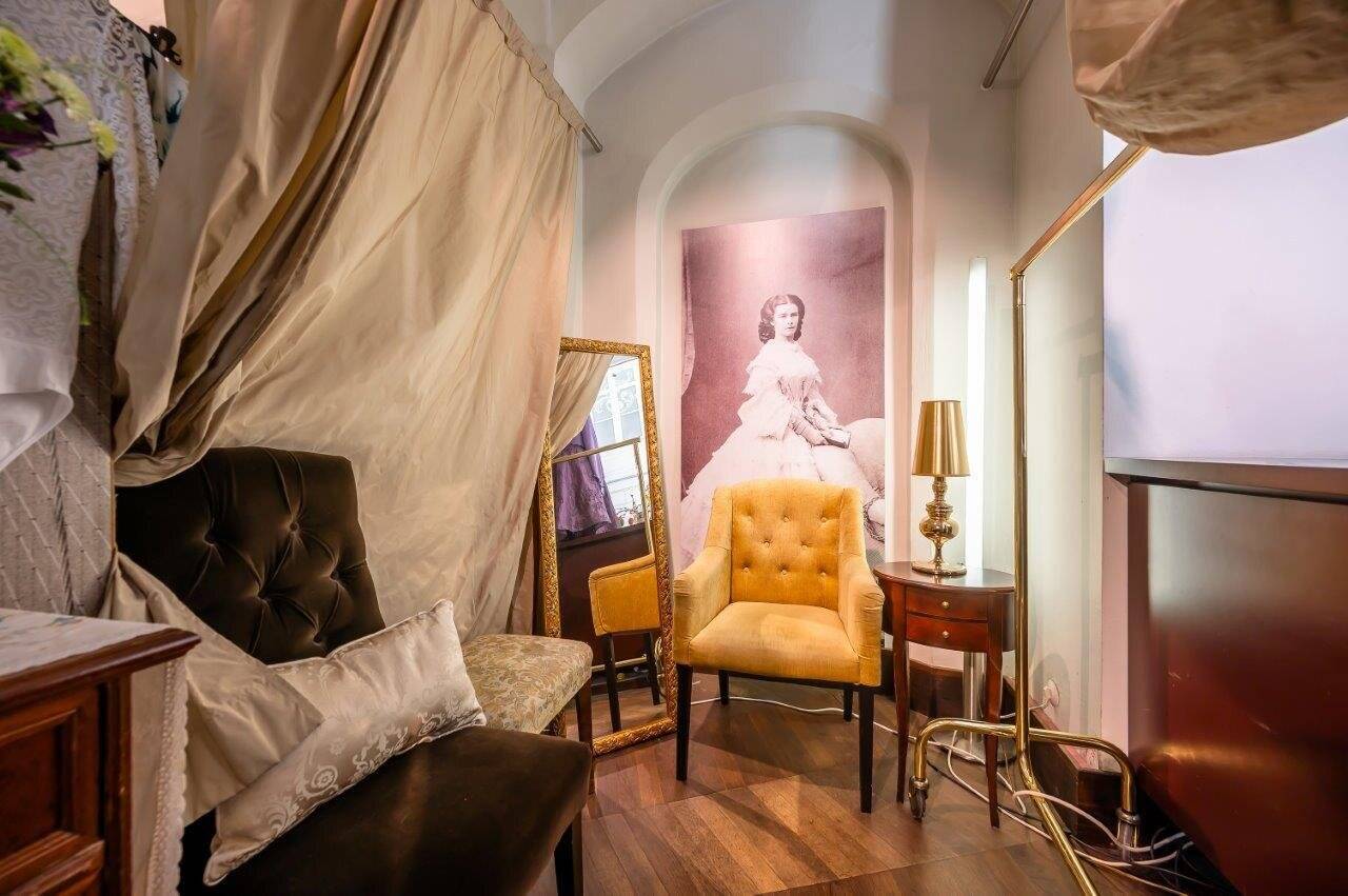 Well-established FASHION/TRACHTEN BOUTIQUE in the CENTER of VIENNA