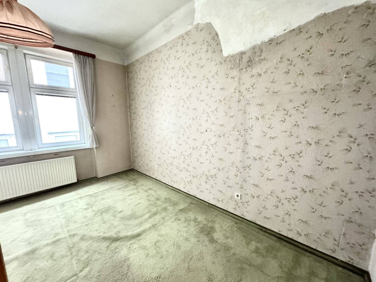 Old building apartment in need of renovation near Belvedere Palace and Botanical Garden
