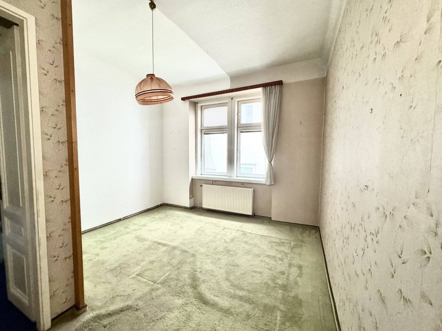 Old building apartment in need of renovation near Belvedere Palace and Botanical Garden