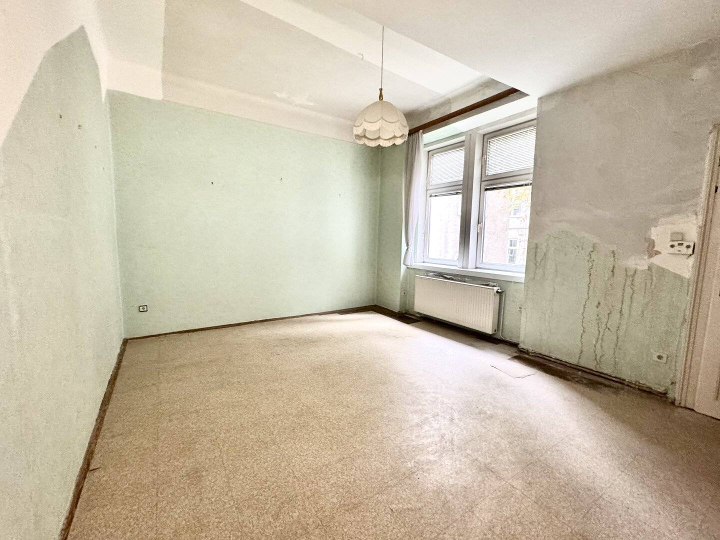 Old building apartment in need of renovation near Belvedere Palace and Botanical Garden