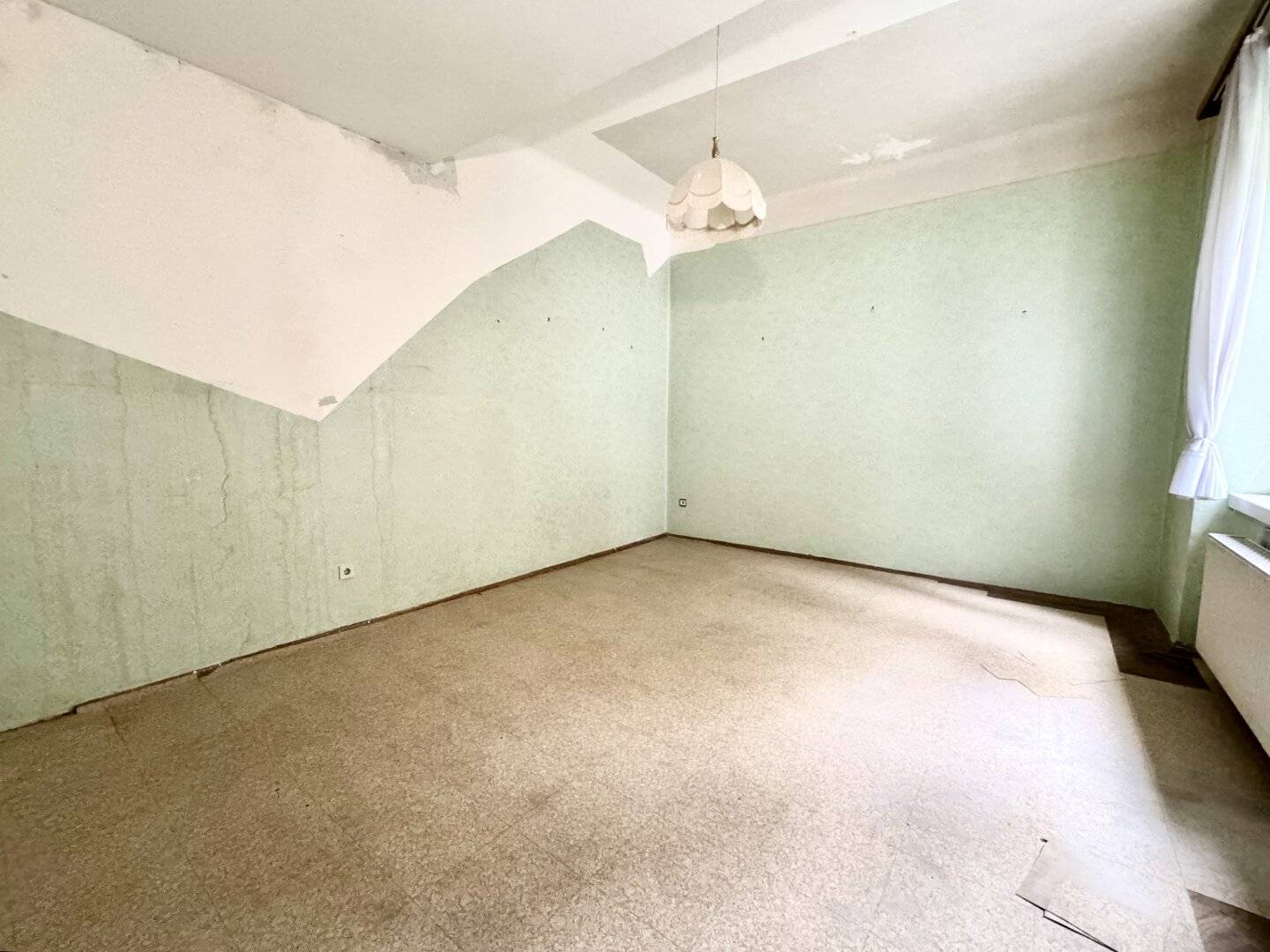 Old building apartment in need of renovation near Belvedere Palace and Botanical Garden