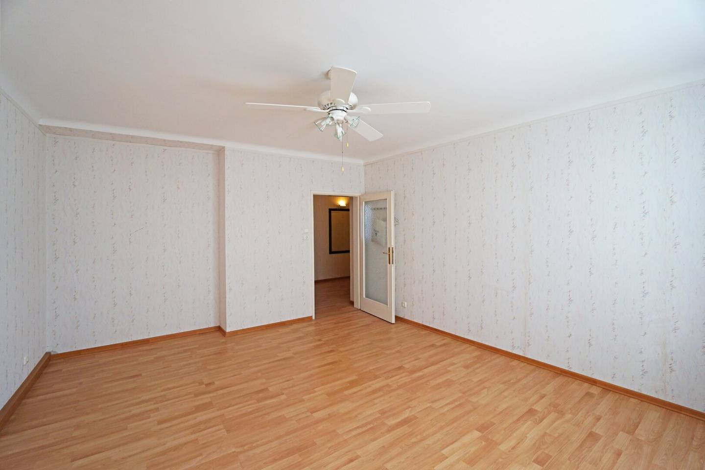 Apartment near Auhofcenter bright living room