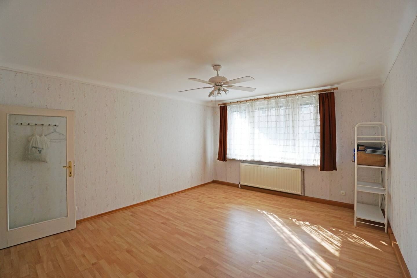 Apartment near Auhofcenter bright living room