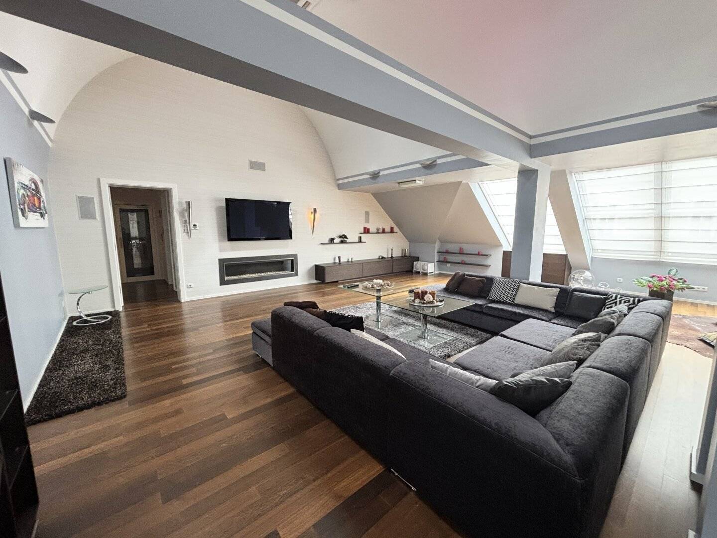 Exklusives möbliertes Penthouse auf zwei Ebenen in der Wiener Innenstadt – ca. 461 m² Wohnfläche, ca. 80 m² Dachterrasse, Sauna & Lift bis zur Terrasse