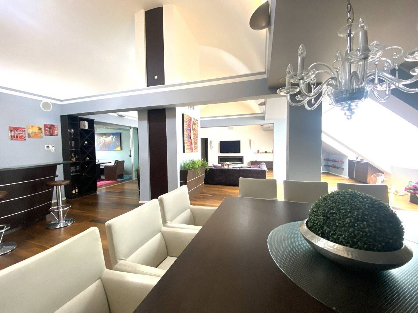 Exklusives möbliertes Penthouse auf zwei Ebenen in der Wiener Innenstadt – ca. 461 m² Wohnfläche, ca. 80 m² Dachterrasse, Sauna & Lift bis zur Terrasse