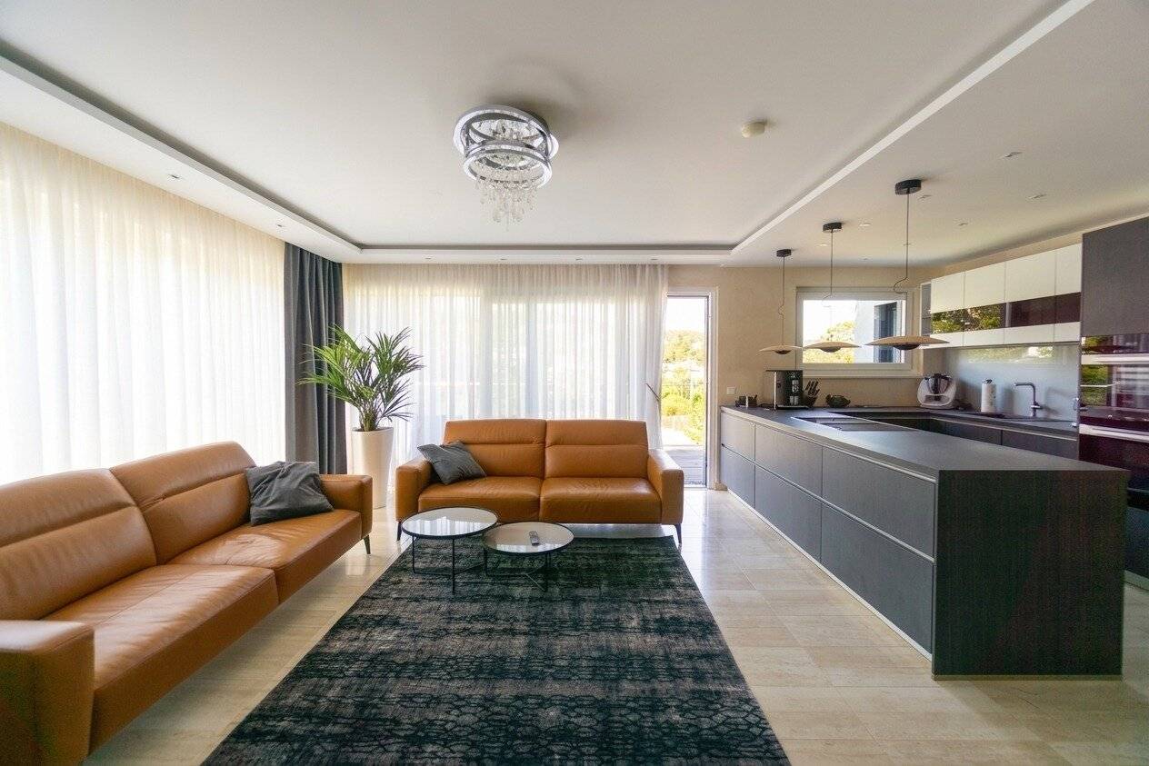 First-class equipped dream apartment with two terraces and garage parking space in absolute quiet location