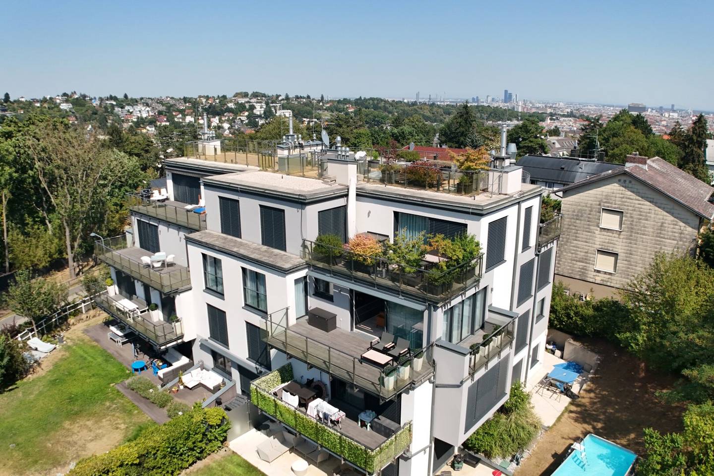 First-class equipped dream apartment with two terraces and garage parking space in absolute quiet location