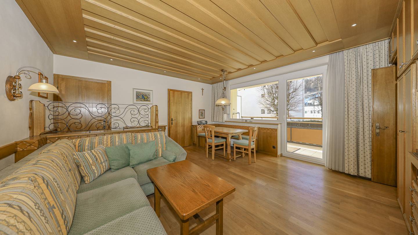 Bright ground floor apartment in quiet central location with covered loggia