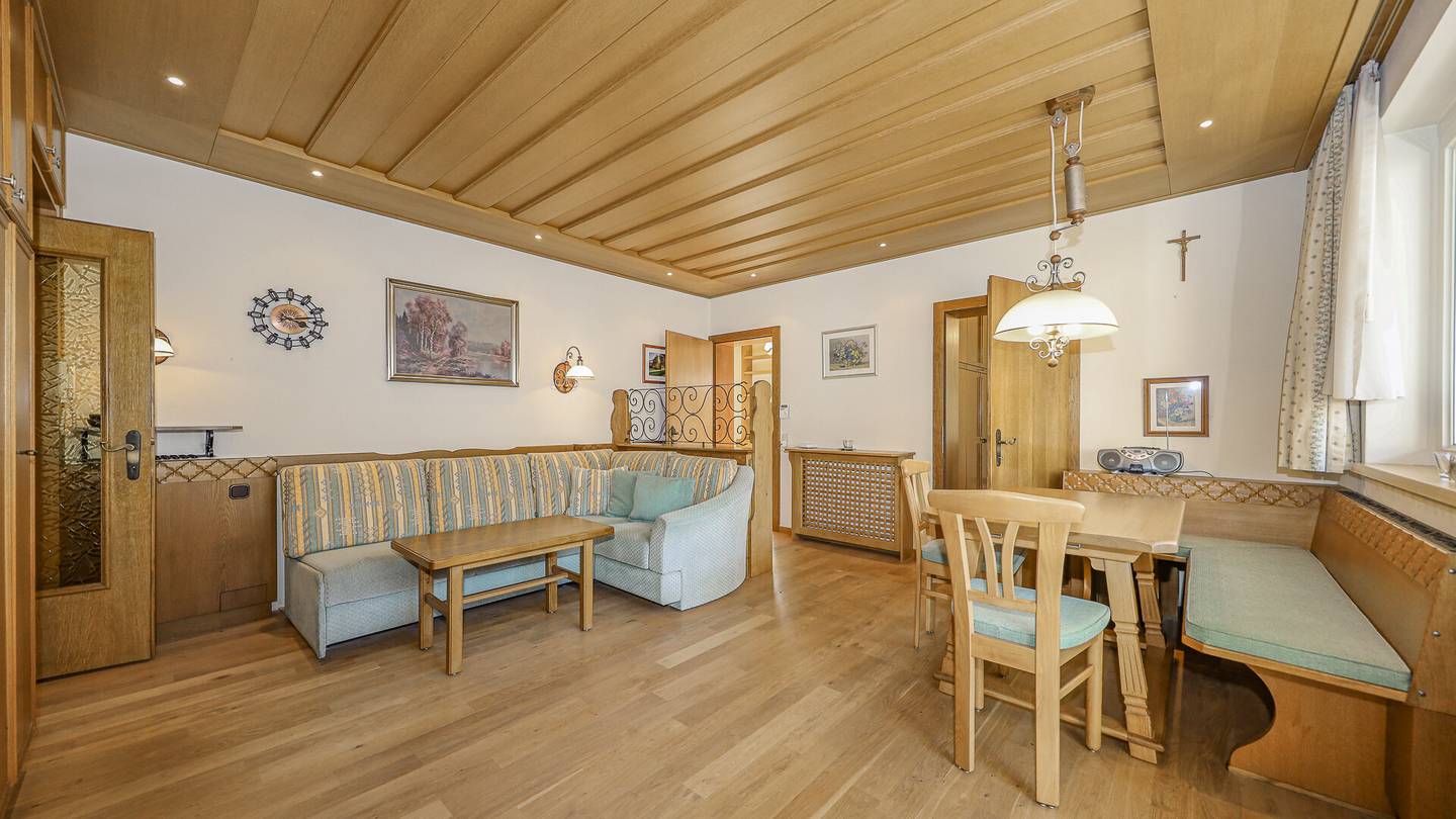 Bright ground floor apartment in quiet central location with covered loggia
