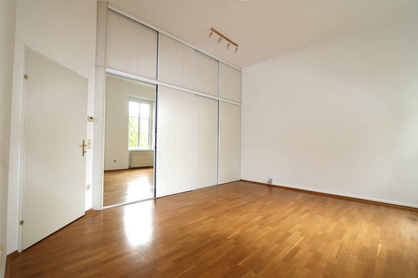 Traumhafte 1-Zimmer-Altbauwohnung im 1. Liftstock mit Gemeinschaftsgarten und Zentrumsnähe