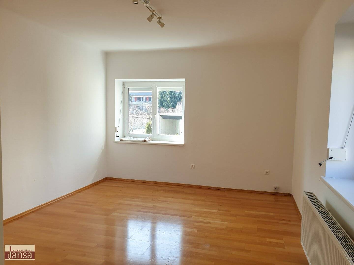 Attractive bright 5 room old building apartment or office near LKH Villach