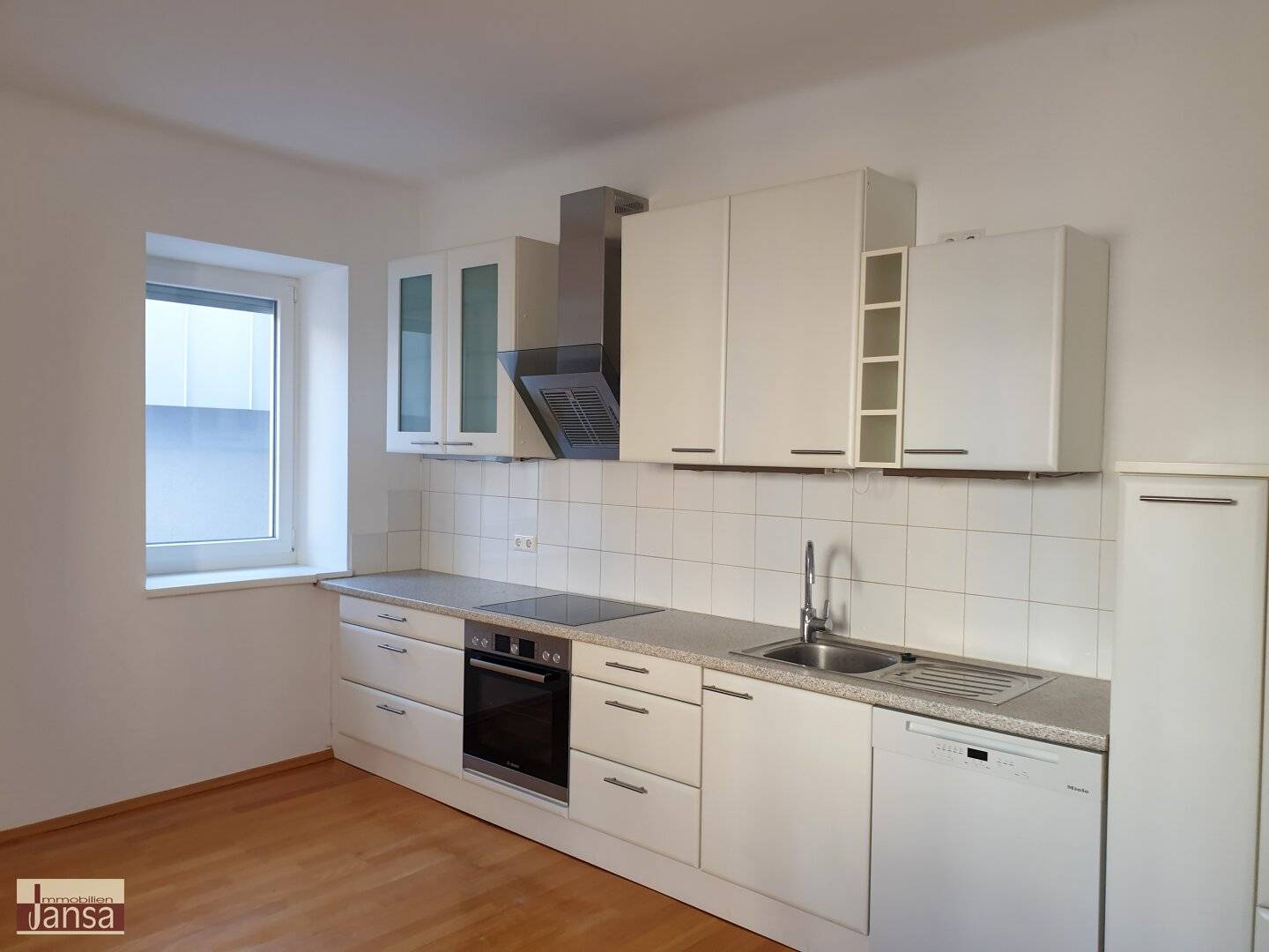 Attractive bright 5 room old building apartment or office near LKH Villach