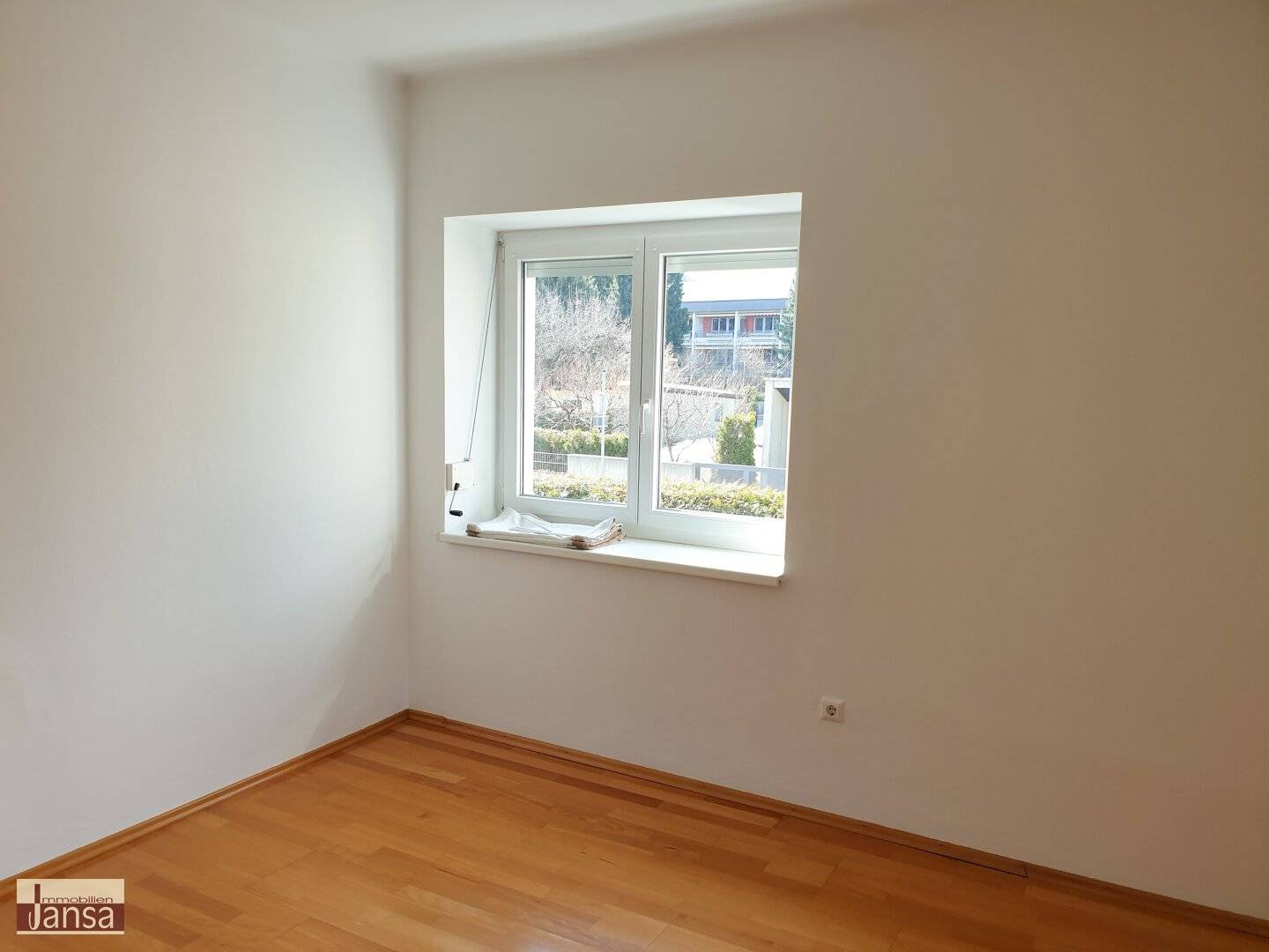 Attractive bright 5 room old building apartment or office near LKH Villach