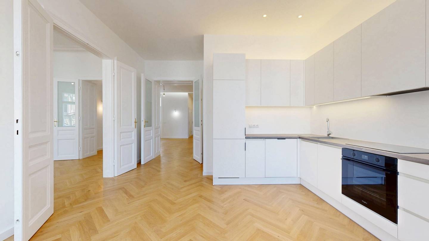 Stunningly beautiful period apartment | 4 rooms | Balcony | Elevator | First occupancy after renovation | Near Arenbergpark