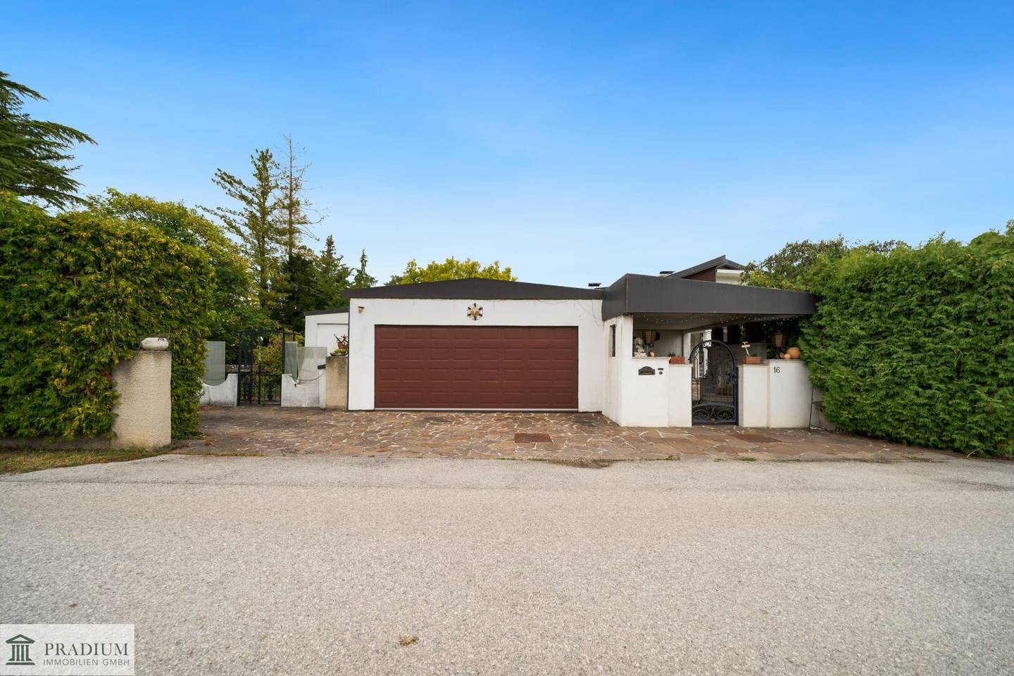 Großzügiges Familienhaus mit Pool auf 1.140 m² – viel Platz, viel Potenzial