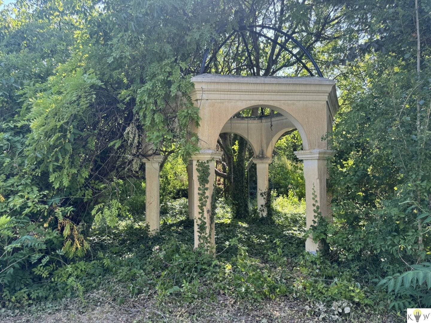 Außergewöhnliches Anwesen mit idyllischem Garten, großem Poolhaus &amp; ca. 300 m² Einstellhalle in Tadten