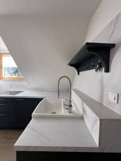 Sehr charmante, lichtdurchflutete 2-Zi-Wohnung: Schlafzimmer, Küche/Essen/Wohnen, im grünen Teil der Stadt, 27m², gepflegt, ideal für Singles oder Studenten