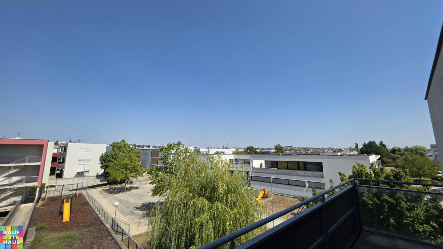 COMMISSION-FREE 3 ROOM APARTMENT WITH BALCONY