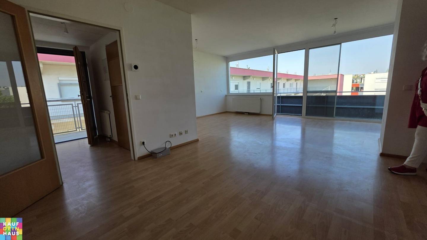 COMMISSION-FREE 3 ROOM APARTMENT WITH BALCONY