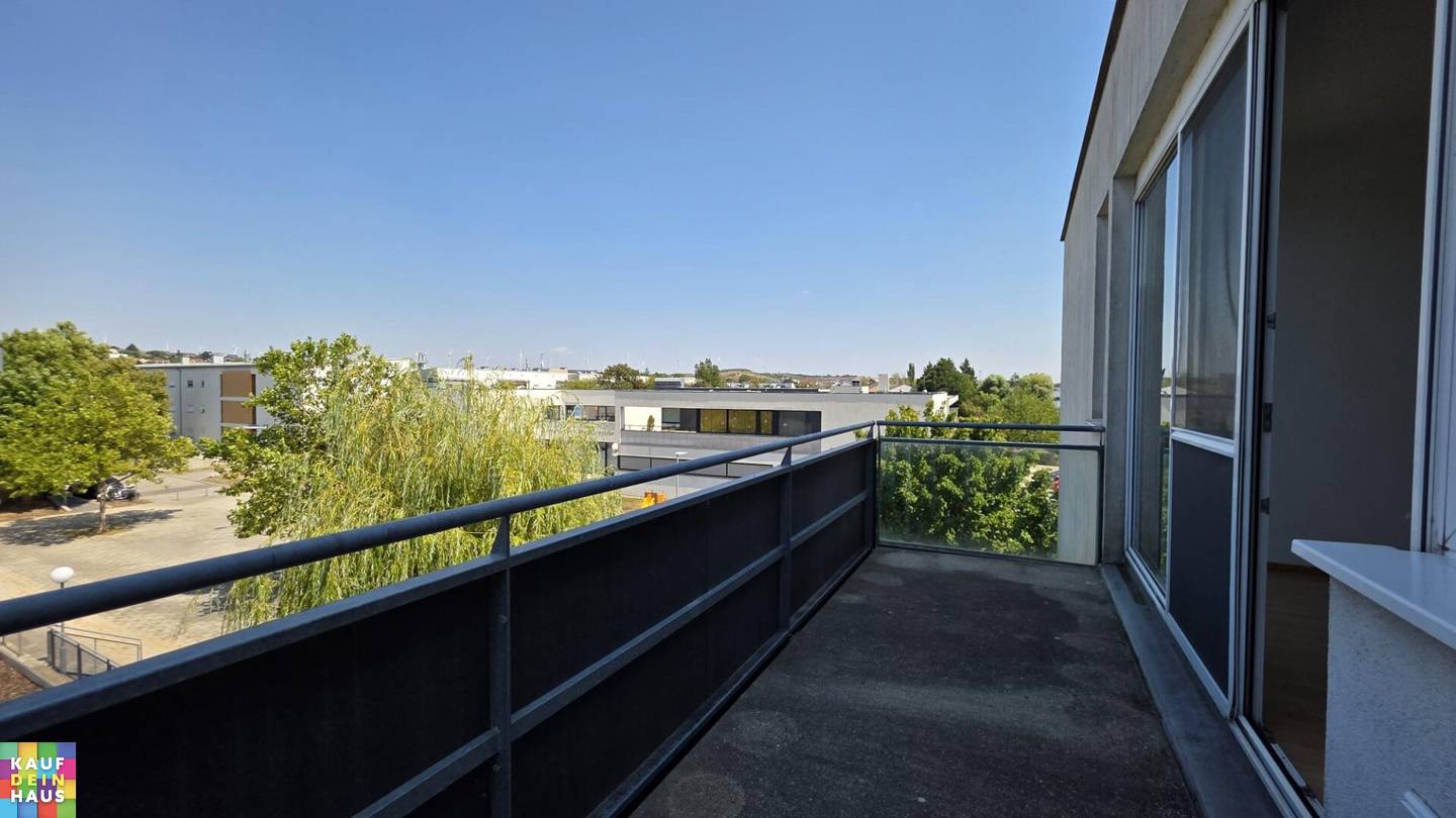 COMMISSION-FREE 3 ROOM APARTMENT WITH BALCONY