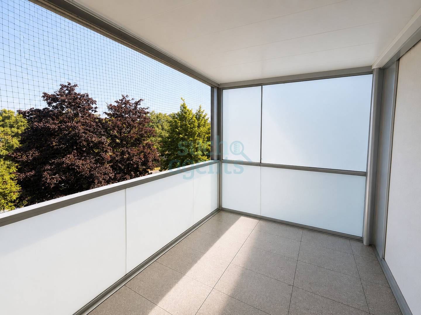 Family apartment with bright loggia and garden access