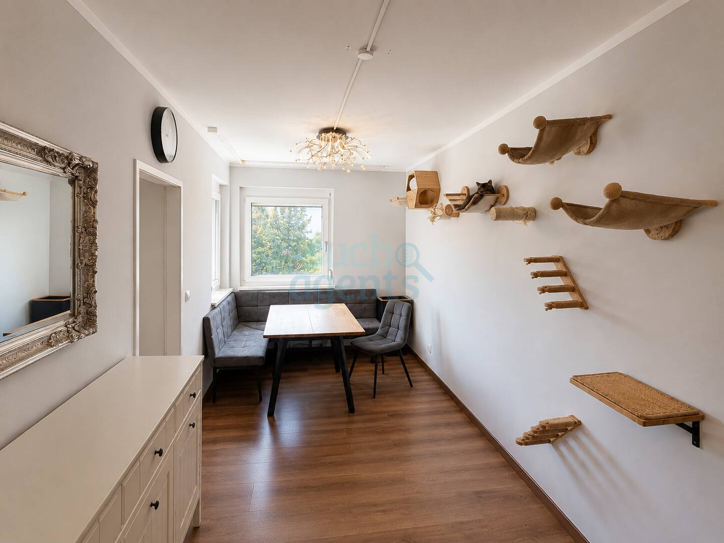 Family apartment with bright loggia and garden access