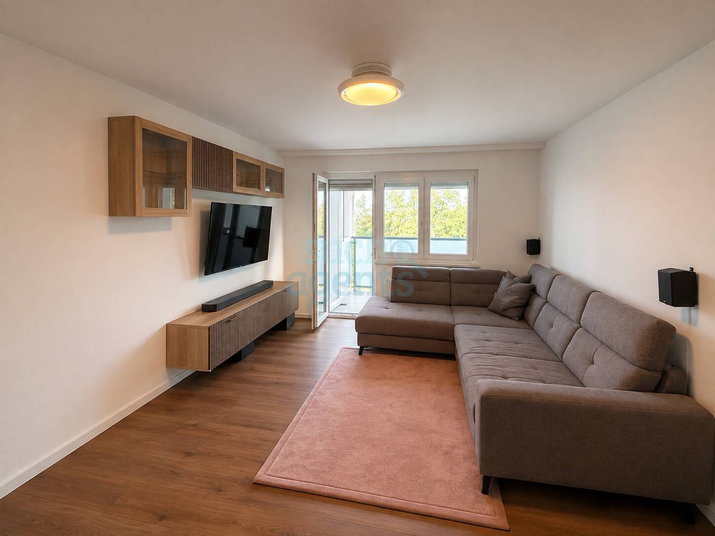 Family apartment with bright loggia and garden access