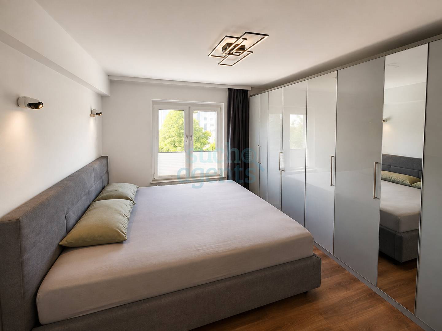 Family apartment with bright loggia and garden access