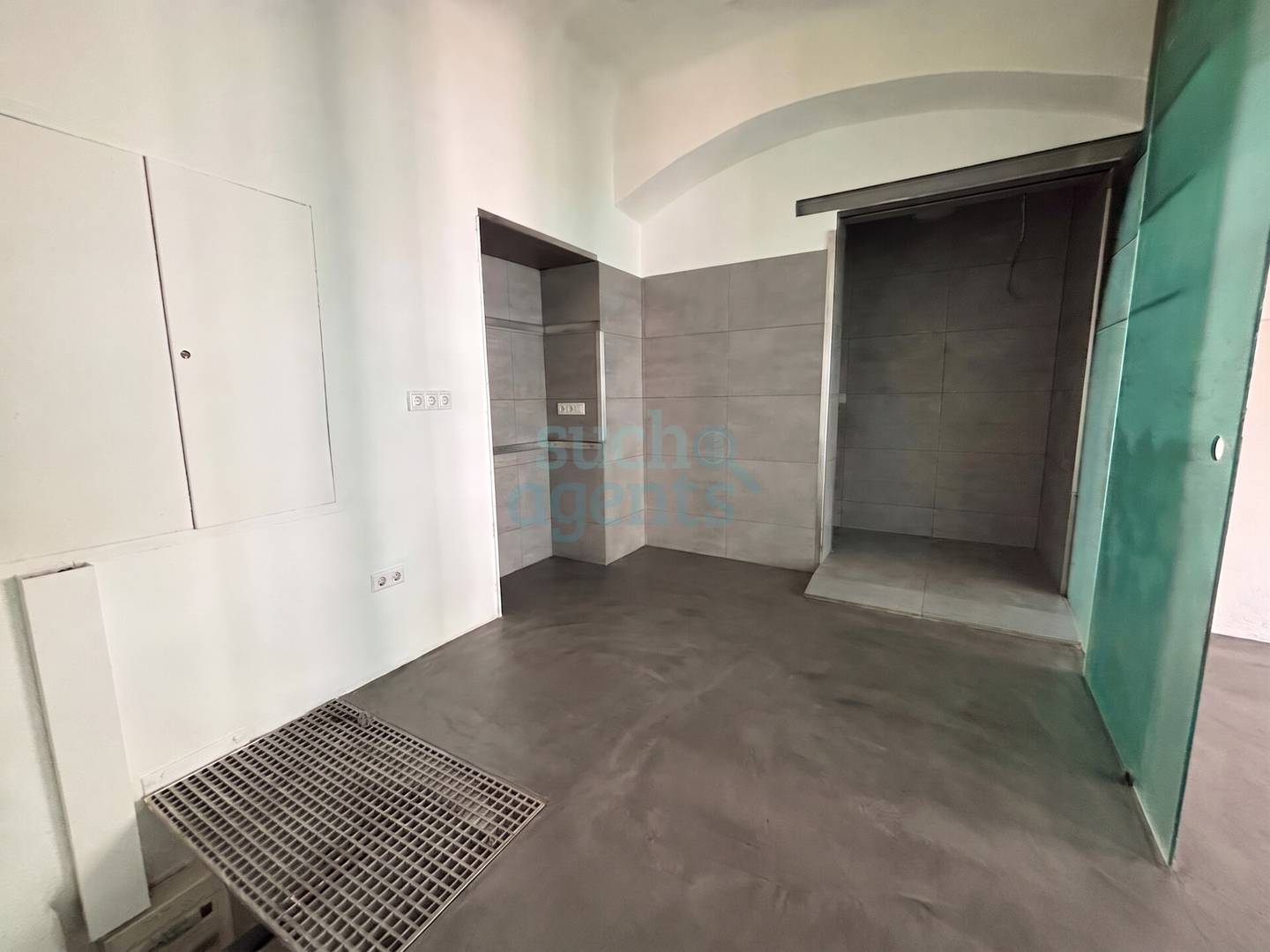 Light filled modernized apartment in top location