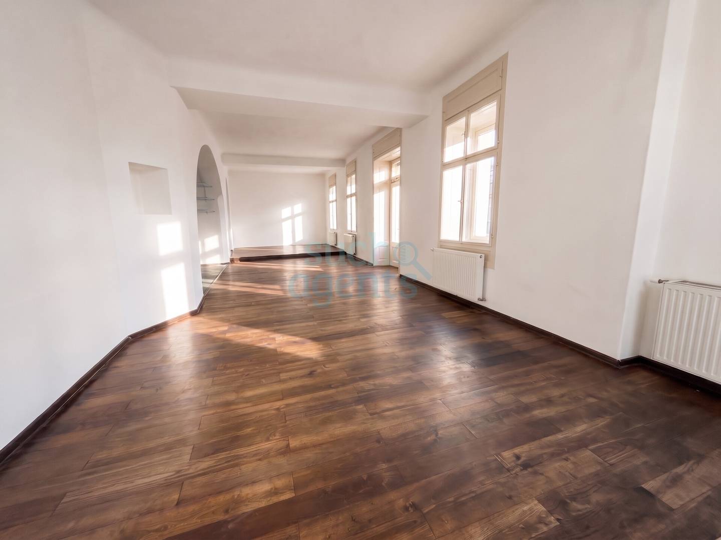 Light filled modernized apartment in top location