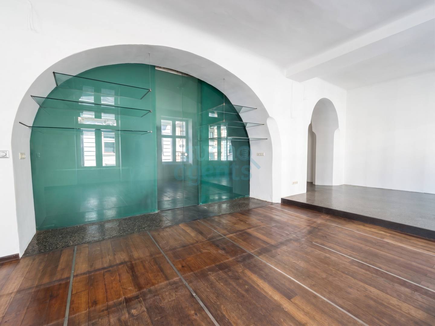 Light filled modernized apartment in top location