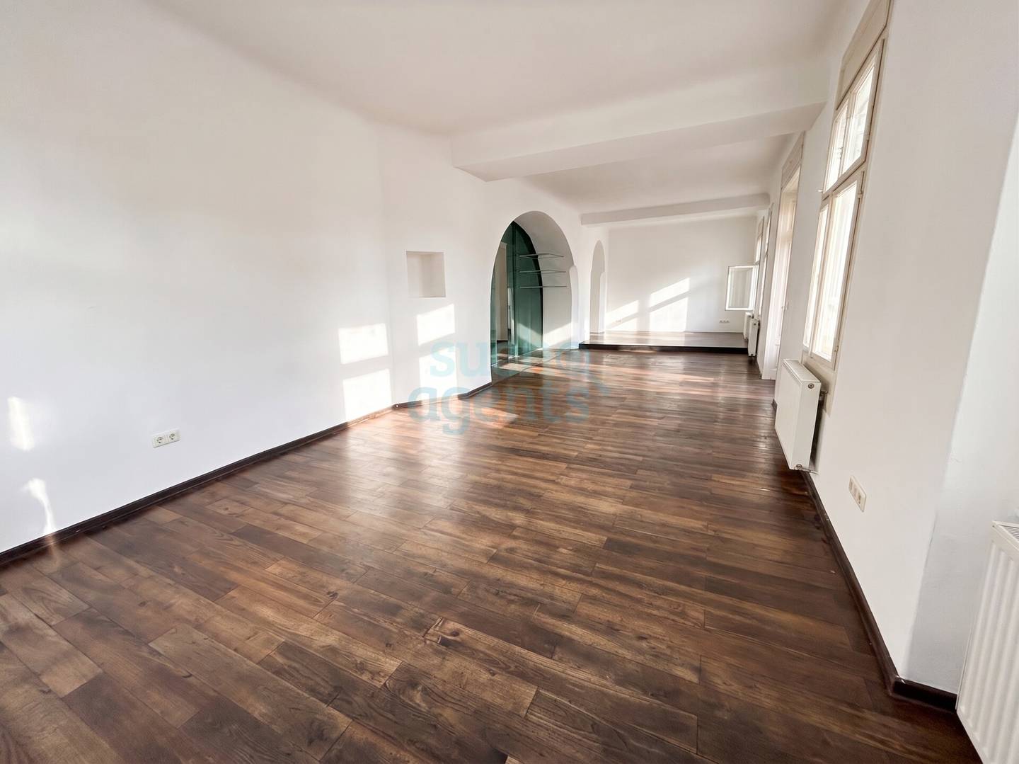 Light filled modernized apartment in top location