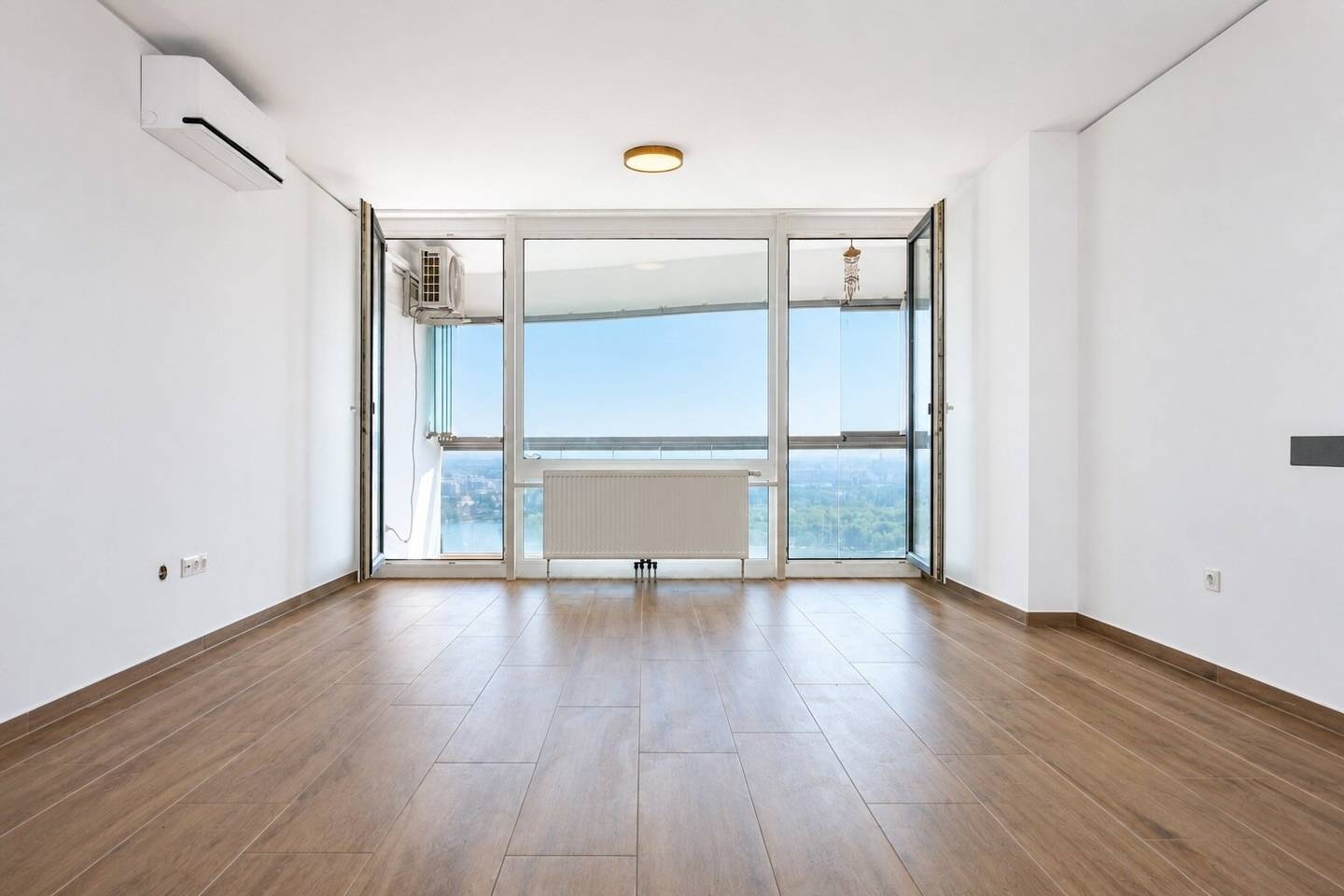 Hochhaus Neue Donau | Sanierte Wohnung mit Loggia