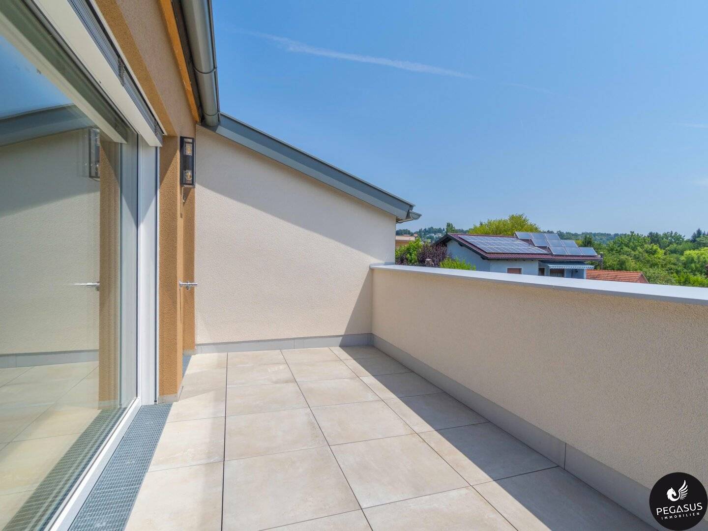 Sunny new build on top floor – 2 rooms, south balcony, elevator