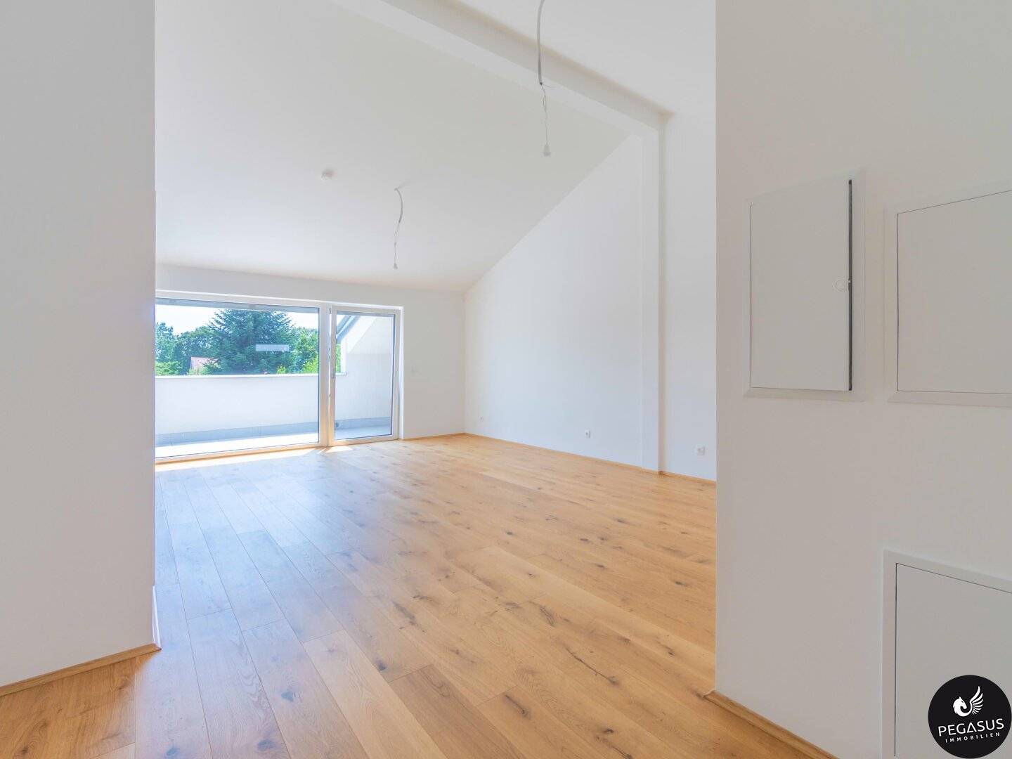 Sunny new build on top floor – 2 rooms, south balcony, elevator