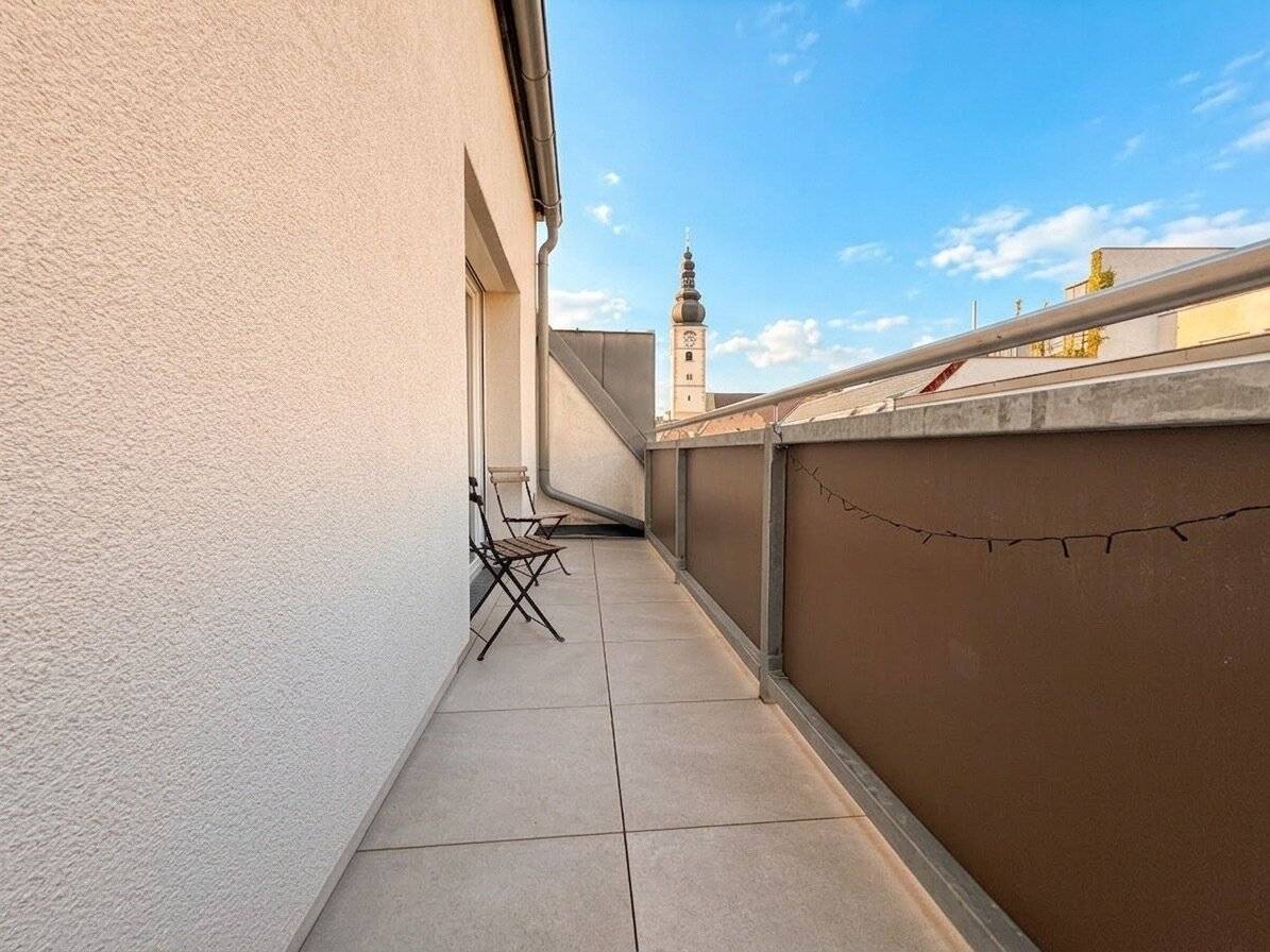 Living in the city center – Bright 3-room apartment with terrace and cathedral view