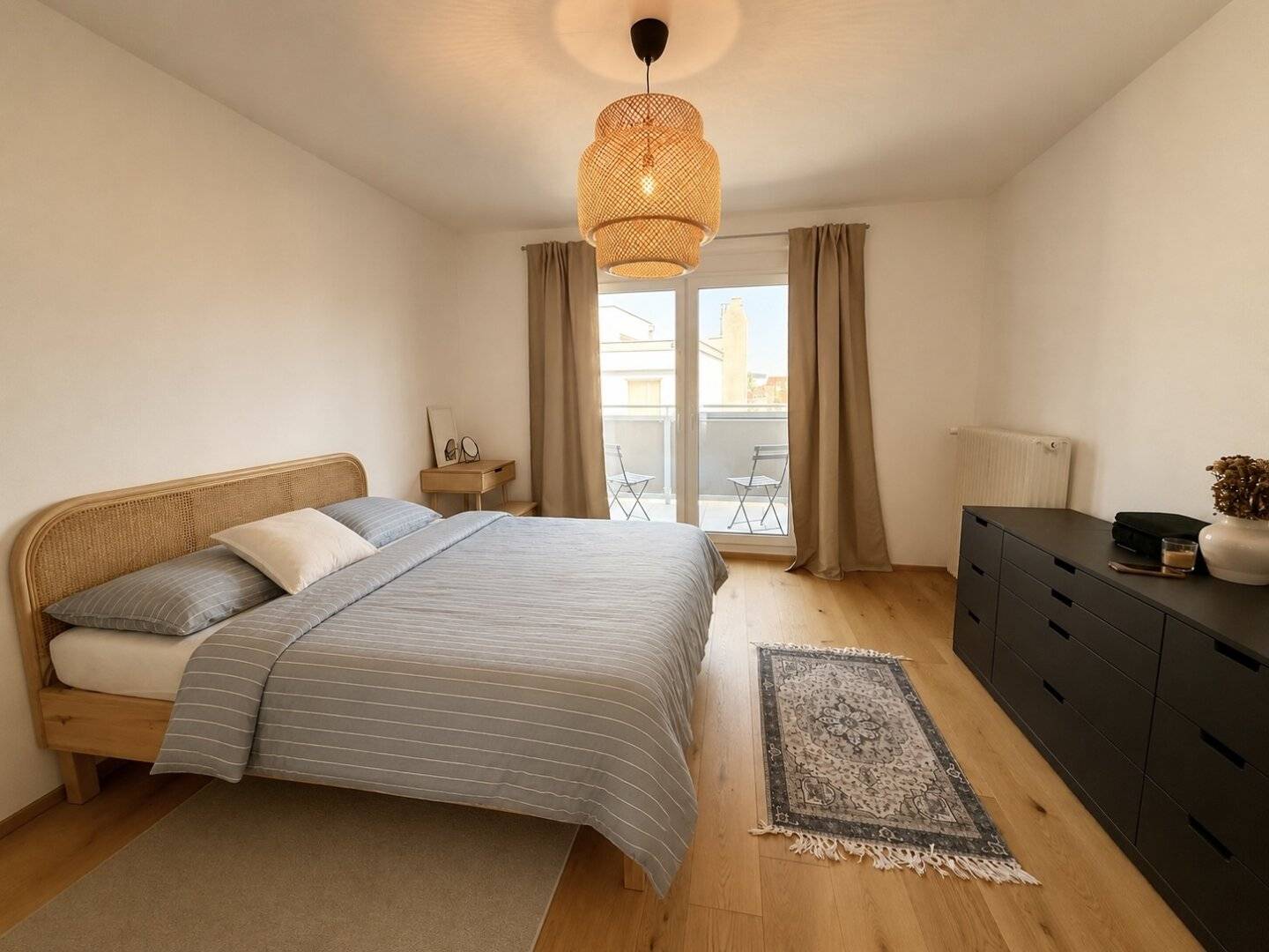 Living in the city center – Bright 3-room apartment with terrace and cathedral view