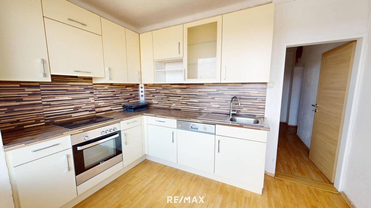 Zentrale helle Wohnung mit zwei Loggien und Lift