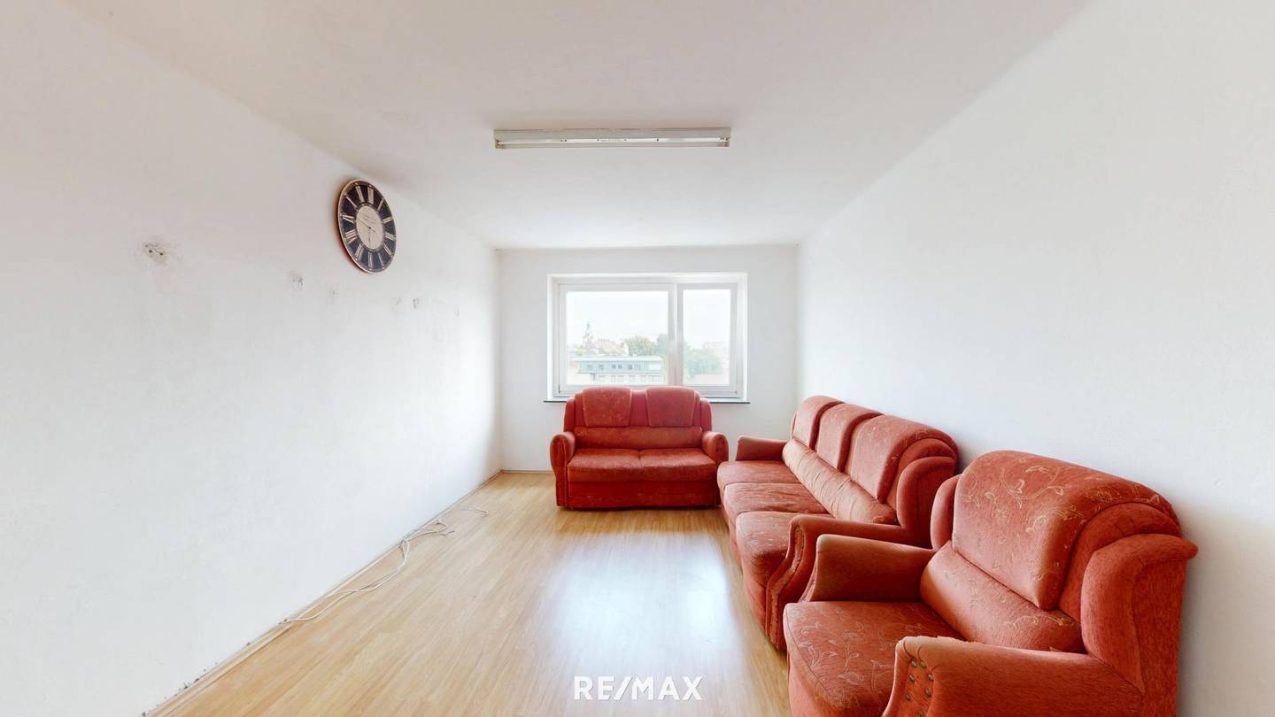 Zentrale helle Wohnung mit zwei Loggien und Lift